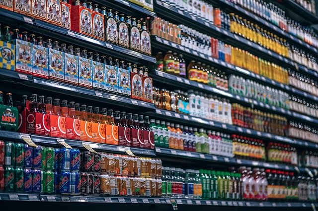regály v supermarketu
