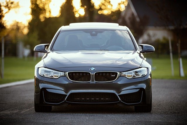 černé BMW na vozovce
